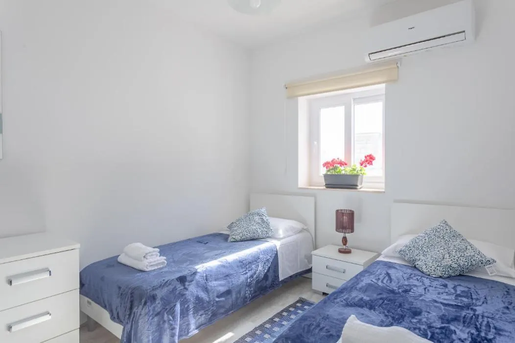 F5 Room 2, Private Room Two Single Beds Shared Bathroom In Shared Flat Msida