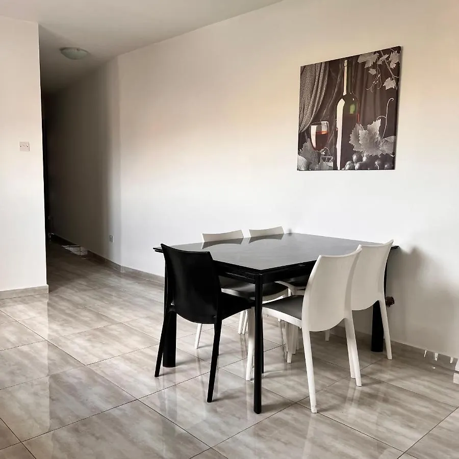 F5 Room 2, Private Room Two Single Beds Shared Bathroom In Shared Flat Msida Homestay
